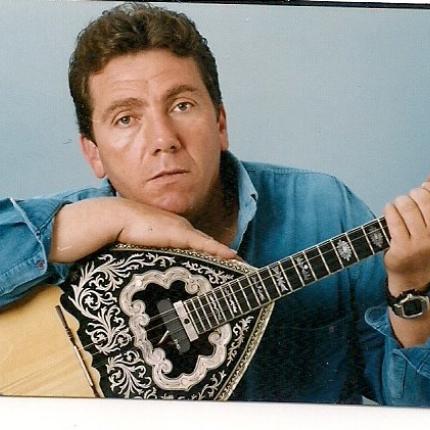 "Δώσε τη μάχη σου λαέ, μη σκύβεις το κεφάλι" ...