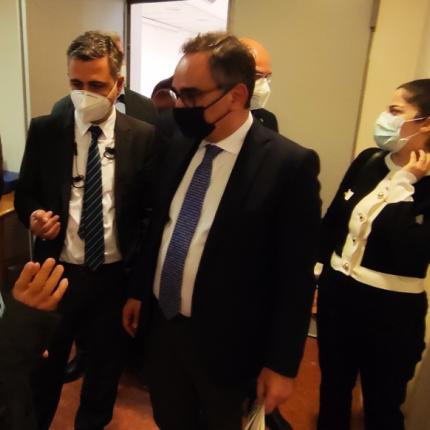 Στιγμιότυπο από την επίσκεψη Κοντοαμάνη στο νοσοκομείο Αγ. Νικολάου