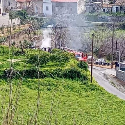Οι πυροσβέστες έφτασαν άμεσα στην περιοχή και αντιμετώπισαν το περιστατικό.