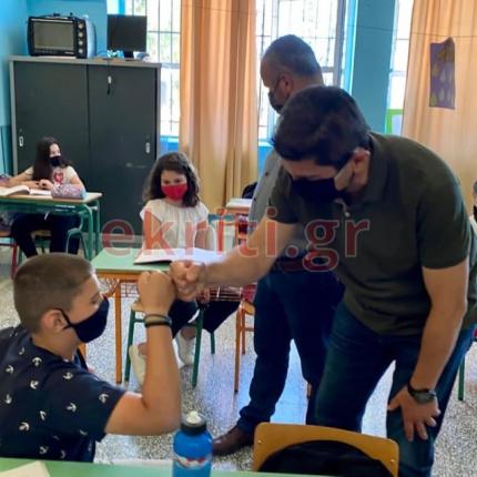 Ο Λευτέρης Αυγενάκης "χαιρετά" μικρό μαθητή, όπως επιβάλλει η πανδημία