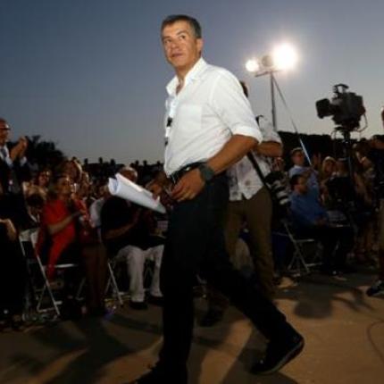 Ο Στ.Θεοδωράκης θέλει την "Εθνική Ελλάδος" στα υπουργεία