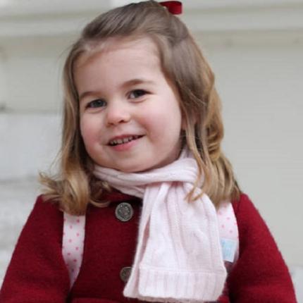 Η 4χρονη πριγκίπισσα Σάρλοτ υποκλίθηκε στην βασίλισσα Ελισάβετ και έγινε viral .jpg