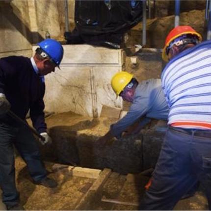 Οι καρυάτιδες σε ύψος 3,67 μέτρων - Αποκαλύφθηκαν τα βάθρα (φωτογραφίες)