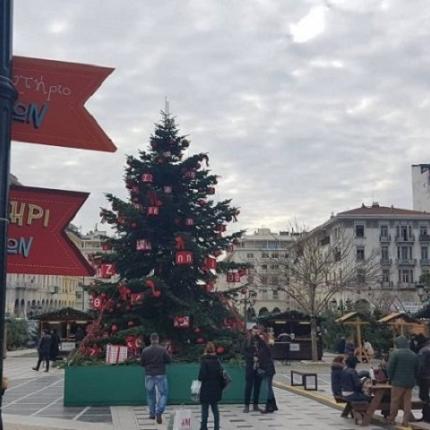 Αστυνομικοί φυλάνε επί 24ώρου βάσεως... χριστουγεννιάτικο δέντρο.jpg