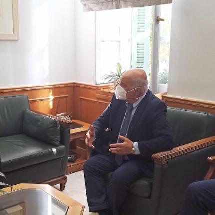 Ο καθηγητής Νίκος Τζανάκης ενημερώνει τον Περιφερειάρχη Σταύρο Αρναουτάκη και τον Αντιπεριφερειάρχη Λάμπρο Βαμβακά