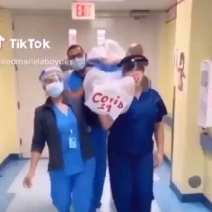  video στο TikTok μέσα στο νοσοκομείο