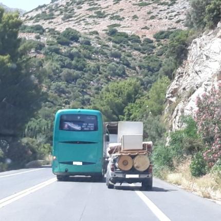 Επικίνδυνη προσπέραση στο δρόμο - καρμανιόλα