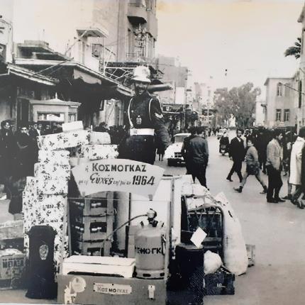 Η βαρέλα με τον τροχονόμο, στο κέντρο του Ηρακλείου, παραμονή Πρωτοχρονιάς του 1964.