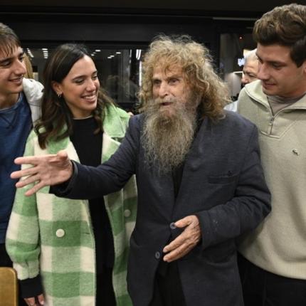 Ο Ψαραντώνης με τους ηθοποιούς από το Σασμό