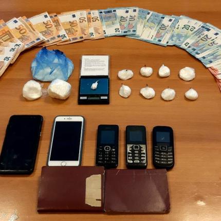 Τα ναρκωτικά και τα άλλα ευρήματα της αστυνομίας.