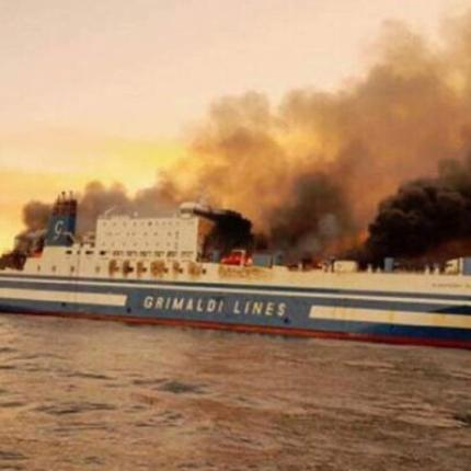 πυρκαγιά σε πλοίο στην Ιταλία