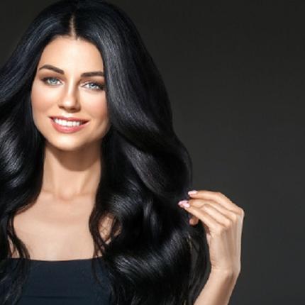 γυναίκα με μαύρα μαλλιά