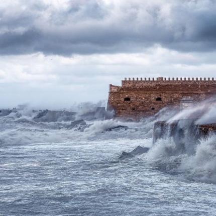 Με 100km/h  “χτυπούν” οι βοριάδες στο λιμάνι του Ηρακλείου 