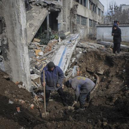 130 άνθρωποι έχουν ανασυρθεί ζωντανοί από τα ερείπια του θεάτρου 