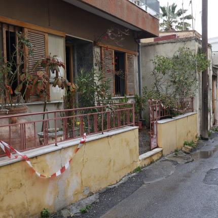 συμβολή των οδών Σκουντή και Μονής Παλιανής.