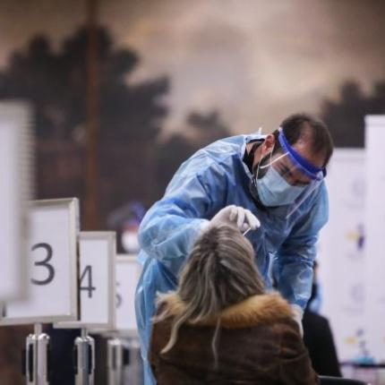 Δν υπάρχει σοβαρή επιβάρυνση στο ΕΣΥ παρά την αύξηση κρουσμάτων 