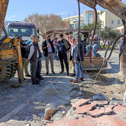 έναρξη των εργασιών για τη δημιουργία γηπέδου μπάσκετ στην πλατεία Μιχ. Κατσαμάνη στο Γάζι