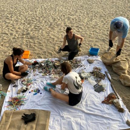 Εθελοντές καταγράφουν το τσουνάμι των πλαστικών στις ακτές 