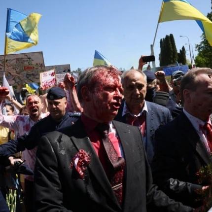 Πολωνία: Διαδηλωτές κατά του πολέμου έριξαν κόκκινη μπογιά στον πρέσβη της Ρωσίας στη Βαρσοβία