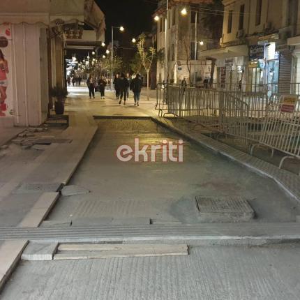 Σταμάτησαν τα έργα ανάπλασης στο κέντρο γιατί τελείωσαν οι ...πλάκες
