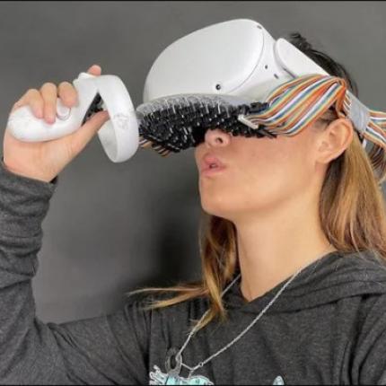 Συσκευή απτικής τεχνολογίας προσομοιώνει καυτά φιλιά με άβαταρ 