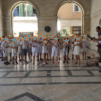 Τραγούδια και μηνύματα ειρήνης στο αίθριο από μικρούς μαθητές 