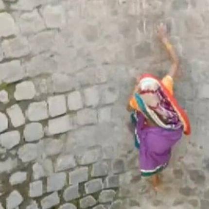 Γυναίκα σκαρφαλώνι στο τοίχο για λίγο νερό