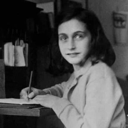 Άννα Φρανκ. Εβραιογερμανίδα. Θύμα του Ολοκαυτώματος και συγγραφέας ημερολογίου κατά τη διάρκεια της γερμανικής κατοχής της Ολλανδίας. Γεννήθηκε σαν σήμερα το 1929. Εκτελέστηκε το 1945. Ήταν μόλις 16 ετών!