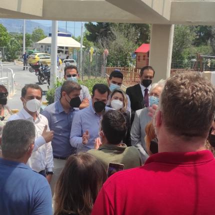 Οι εργαζόμενοι στο ΠΑΓΝΗ προβάλουν τα αιτήματά τους στον υπουργό Υγείας.