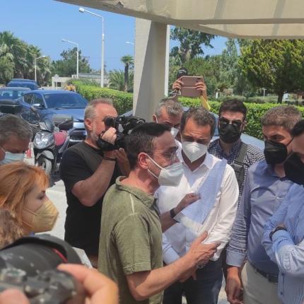"Θερμή" υποδοχή στον Θάνο Πλεύρη από τους εργαζόμενους του νοσοκομείου