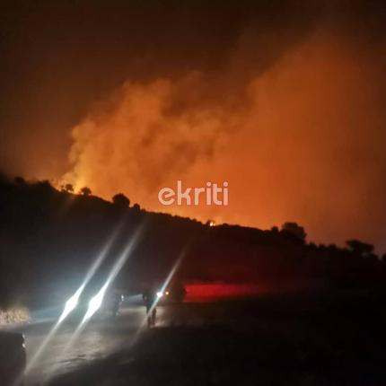 Η φωτιά στις Μέλαμπες κατά τη διάρκεια της νύχτας