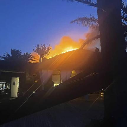 Μεγάλη πυρκαγιά σε κοσμοπολίτικη περιοχή της Σικελίας