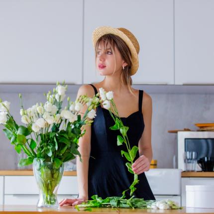 γυναίκα, κουζίνα, λουλούδια, διακόσμηση