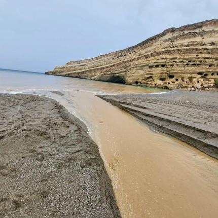 Ηράκλειο - κακοκαιρία: Σε ποτάμι μετατράπηκε η παραλία των Ματάλων