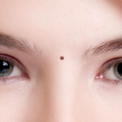 Ελιά ανάμεσα στα δύο φρύδια