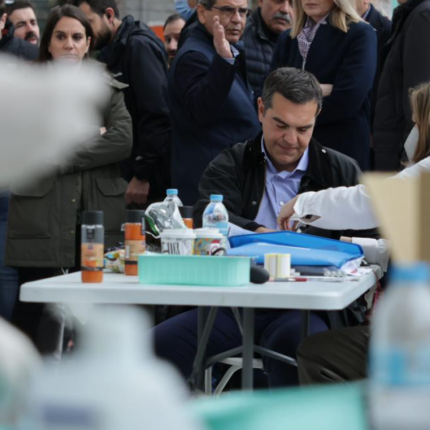 Με συγγενείς θυμάτων στη Λάρισα ο Αλέξης Τσίπρας - Έδωσε αίμα για τους τραυματίες