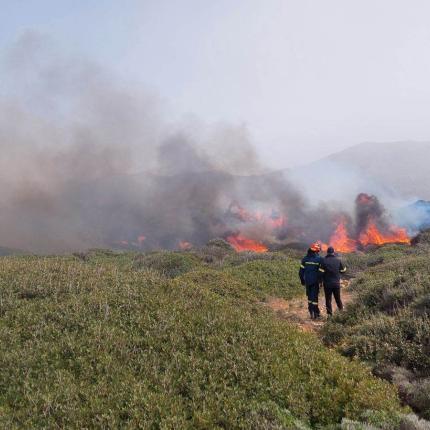 Πρόλαβαν τη φωτιά μπροστά από το ξενοδοχείο