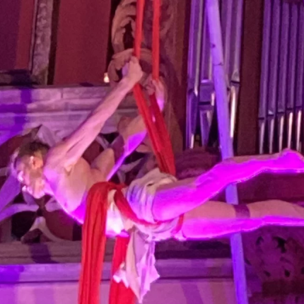 παράσταση με pole dancing σε ναό