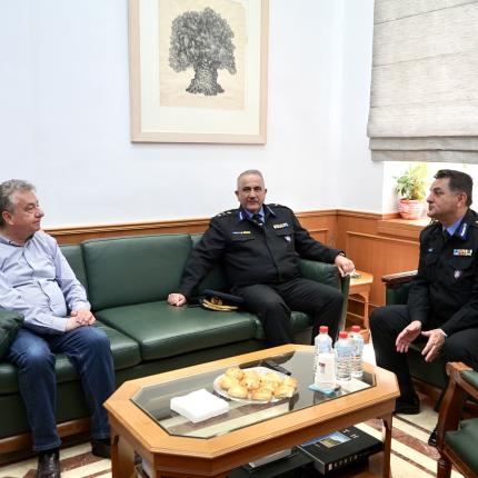 Συνάντηση Αρναουτάκη με το Συντονιστή Επιχειρήσεων της Πυροσβεστικής Υπηρεσίας