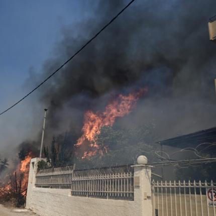Σε πύρινο κλοιό η χώρα