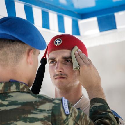 Καύσωνας: Σκουπίζουν τον ιδρώτα των ευζώνων στο Μνημείο του Άγνωστου Στρατιώτη