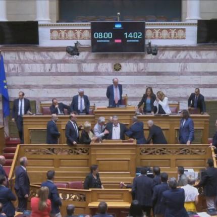 Προσωρινή διακοπή της συνεδρίασης της Βουλής λόγω προβλήματος υγείας του Δ. Κουτσούμπα