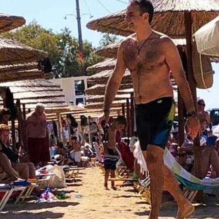 μητσοτακης μπανιο