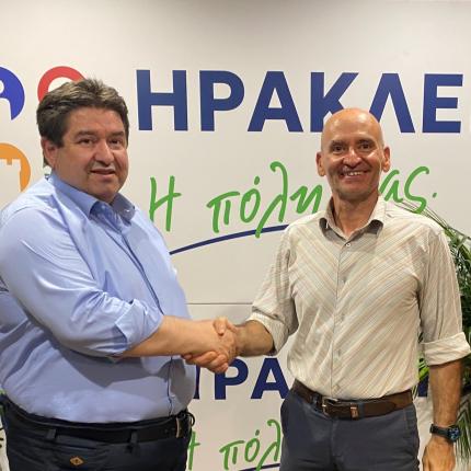 Ο Γιώργος Μοσχοβάκης στο πλευρό του Μιχάλη Καραμαλάκη