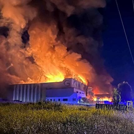 εργοστάσιο φωτιά