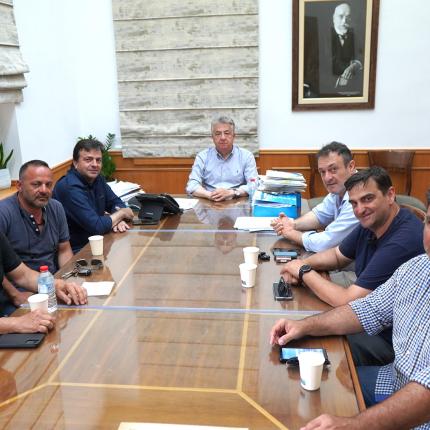 Συνάντηση Περιφερειάρχη Κρήτης με Σωματείο Οδηγών  Τουριστικών Λεωφορείων 