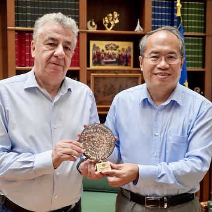 αρναουτάκης - κινεζος πρέσβης