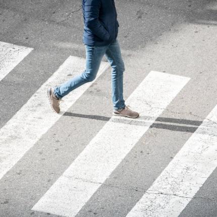 διάβαση πεζών (φωτογραφία από create.vista.com)