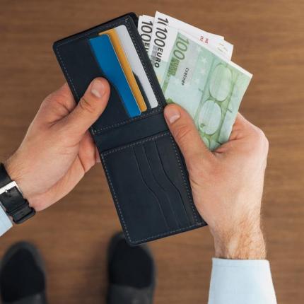 πορτοφόλι (φωτογραφία από create.vista.com)