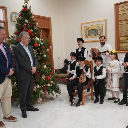 Κάλαντα στον Περιφερειάρχη από το παιδικό Τμήμα του Συλλόγου Μακεδόνων Κρήτης